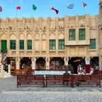 Para tornar o Souq Waqif mais atrativo e turístico, construção inspiraras em vilas foram inseridas abrigando lojas e restaurantes