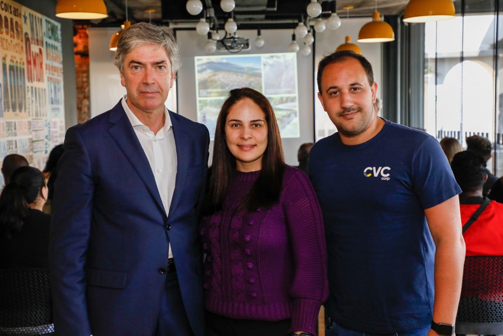 CVC Corp: volume de embarques de brasileiros para Portugal se aproxima do pré-pandemia 1 Pedro Machado, presidente do Centro de Portugal , Jacqueline Sousa, da CVC Corp, e Lucas Novaes, da CVC Corp