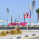 Placa de indicação de travessia de pedestres em Doha, no Catar