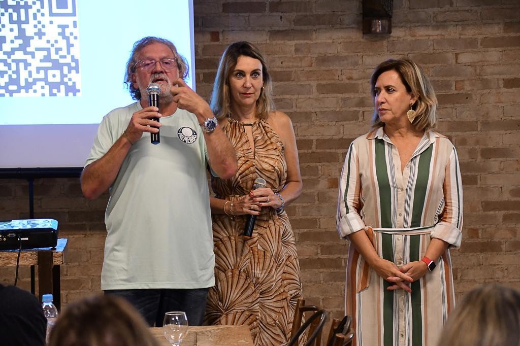 Prefeito Antônio Luiz Colucci, secretária de Turismo, Luciane Leite, e Viviane Martins da Academia de Viagens