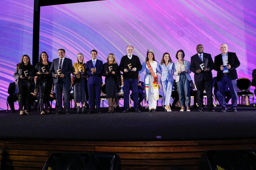Veja os premiados com o Troféu Amigos do Festuris 2022 Veja os premiados com o Troféu Amigos do Festuris 2022