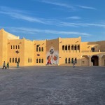 Prestes a receber a Copa do Mundo da FIFA, Doha manifesta o espírito esportivo na decoração das ruas e artes nos principais pontos turísticos