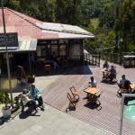 Próximo ao boulevard fica um deck com mesas, cadeiras e guardada-sóis