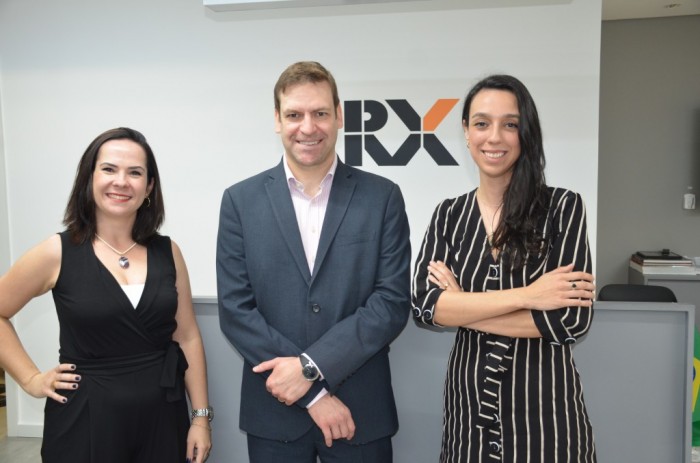 WTM-LA 2023: espaço destinado às operadoras será o maior em oito anos 1 Thais Del Ben, gerente de Marketing e Comunicação, Daniel Zanetti, diretor e Bianca Pizzolito, gerente de Vendas Brasil e América Latina da WTM-LA (Foto: Janaina Brito)
