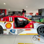 Uma das opções do atrativo Super Carros é o simulador de corrida dentro de um veículo