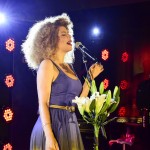 Vanessa da Mata em performance exclusiva para a festa da Latam