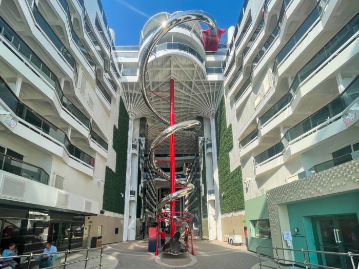 MSC World Europa aposta em aventura e tecnologia como entretenimento; veja fotos 1 Venom Drop @ The Spiral é a grande atração de entretenimento do MSC World Europa e o mais alto escorregador dos mares (Foto: Ana Azevedo/M&E)