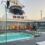 Vista da piscina e jacuzzi no Yacht Club