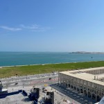 Vista da popa do MSC World Europa para o Grand Cruise Terminal, novo porto de Doha