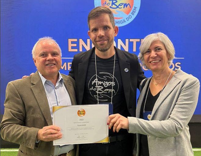 Carlos Prado, da Tour House, recebe certificado do Amigos do Bem unnamed