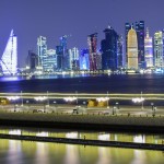 À noite os prédios imponentes de Doha ganham destaque com a iluminação colorida