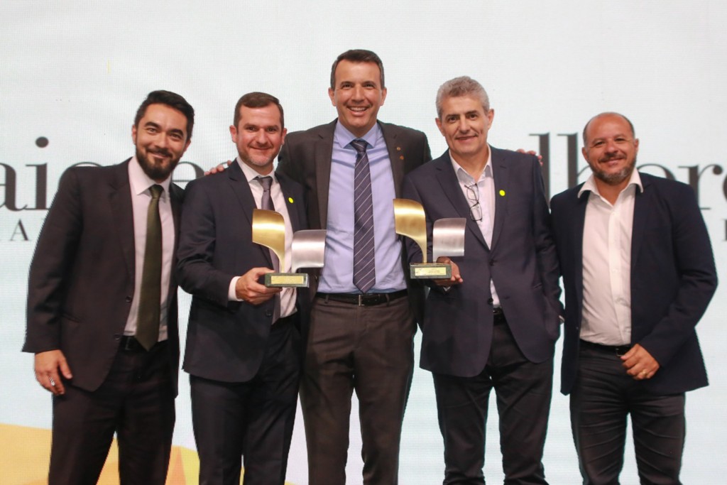 Marcopolo conquista prêmio Maiores e Melhores do Transporte 2022 Ricardo Portolan (centro) e executivos da Marcopolo comemoram conquistas (Foto: Divulgação Marcopolo)