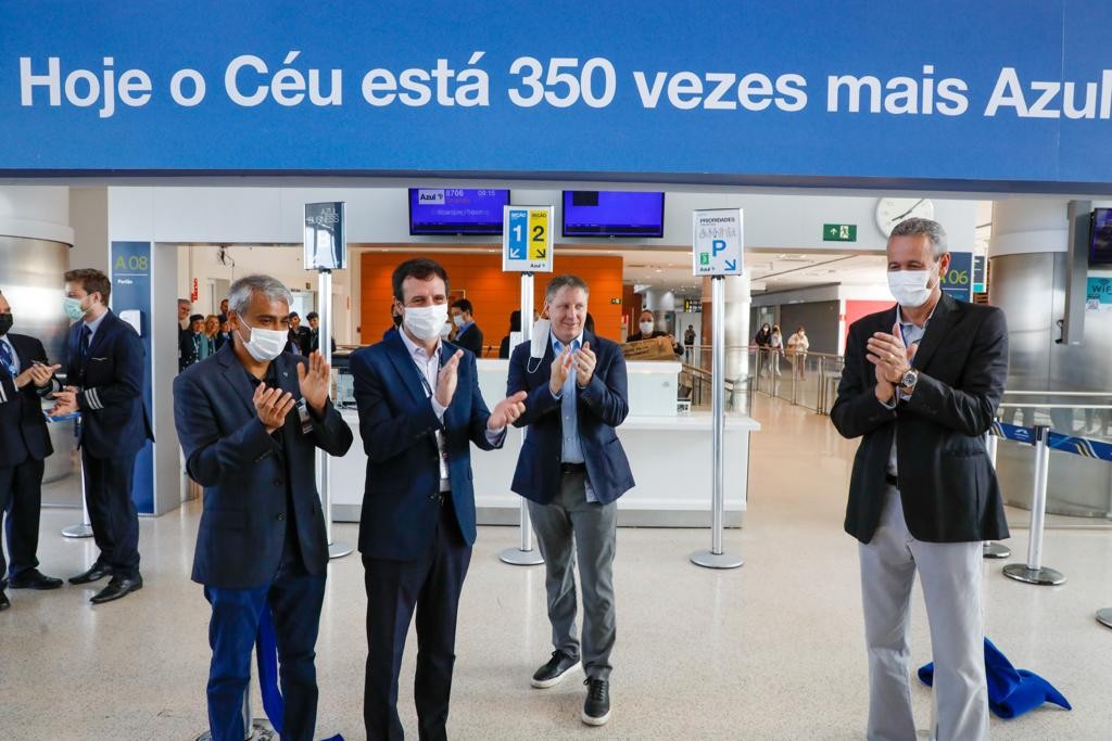 Azul comemora 14 anos e realiza voo inaugural do A350 para Orlando; veja fotos Abhi Shah, presidente da Azul, Fernando Kehl, gerente de Frota Airbus da Azul , John Rodgerson, CEO da Azul, e Gustavo Müssnich, presidente da Aeroportos Brasil Viracopos (ABV)