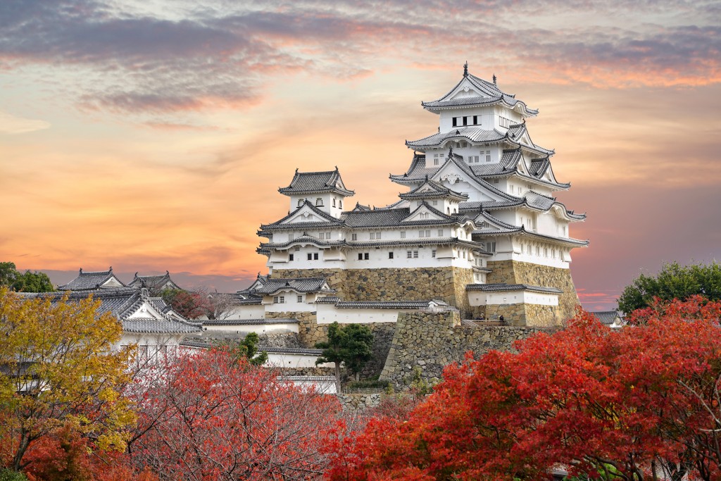 Himeji,Castle,And,Red,Maple,Leaves,In,Evening,Sunlight,And