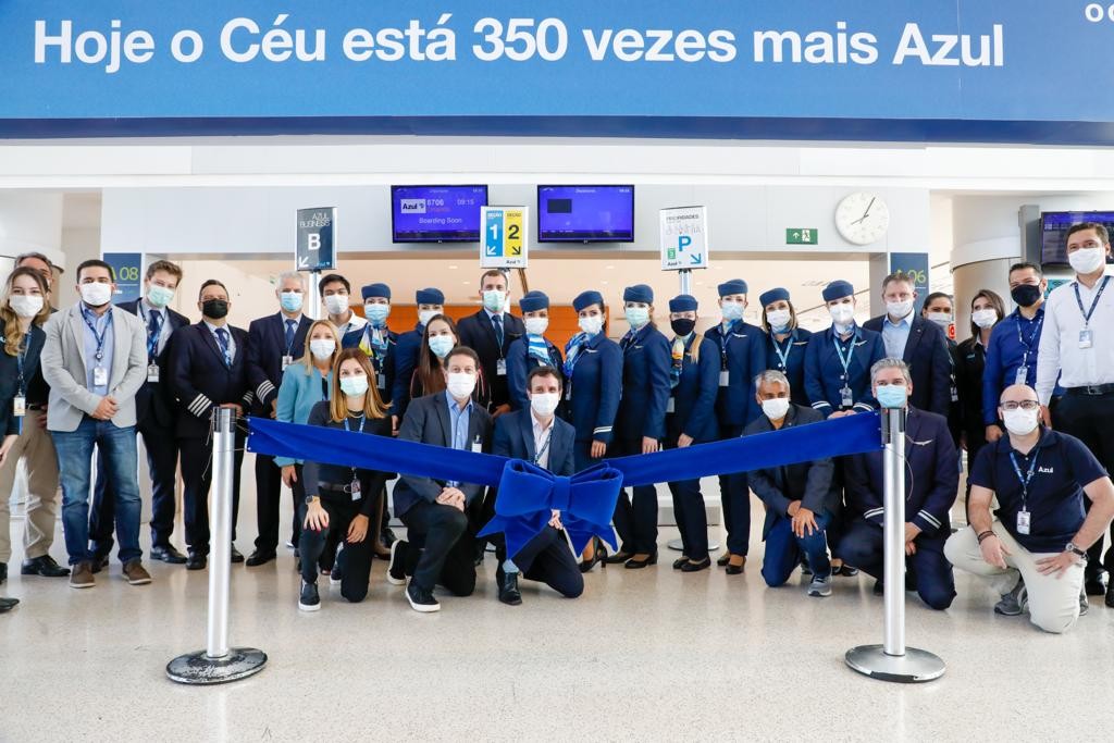 Azul comemora 14 anos e realiza voo inaugural do A350 para Orlando; veja fotos Equipe Azul no portão A08 de Viracopos para embarcar o voo inaugural do A350