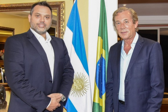 Bariloche almeja captar 40 mil turistas brasileiros em 2023 Gastón Burlon, secretário de Turismo de Bariloche e Luis Kreckler, cônsul da Argentina no Brasil