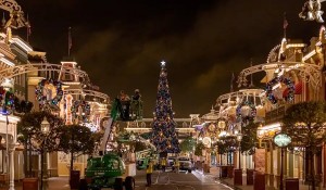 Árvores gigantes, 260 mil luzes…Como a Disney prepara o Natal em Orlando? VÍDEO