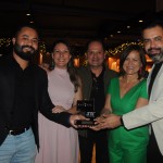 Henrico Carlo e Leandro Sant'Ana, da Cheers Travel, recebem o prêmio de Dinah Policarpo e Ney Neves, da AMR, e Ana Maria Donato, da Imaginadora