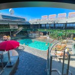 Vista para a Jungle Pool Lounge, que possui teto retrátil, bar, cadeiras, espreguiçadeiras e jacuzzis
