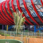 Jardins, passarela e tanques exteriores