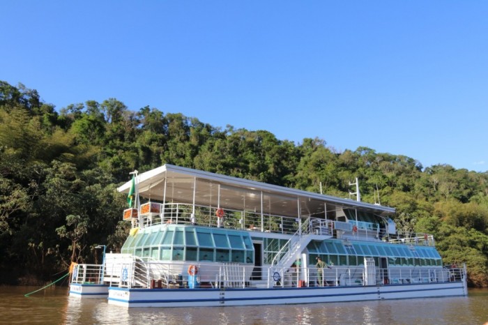 Kattamaram III chega a Florianópolis para oferecer passeios turísticos para até 250 pessoas A embarcação foi construída em Foz do Iguaçu e navegou por rios e mares até chegar na ilha de Santa Catarina, onde oferecerá passeios turísticos (Foto: divulgação)