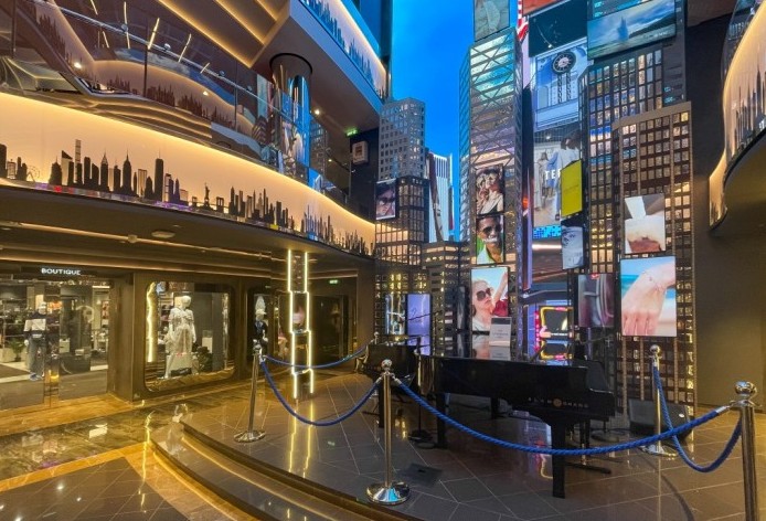 MSC Seashore chega ao Brasil para temporada nacional; veja 80 fotos da embarcação 2 Liberty Plaza, um lounge com área de compras inspirado na 5th Avenue novaiorquina
