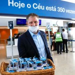 O CEO John Rodgerson distribuiu cupcakes para os passageiros do voo inaugural do A350 O CEO John Rodgerson distribuiu cupcakes para os passageiros do voo inaugural do A350