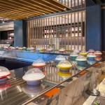 O restaurante Kaito Sushi tem como peculiaridades a disposição automática dos recipientes pra promover o rodízio dos pratos