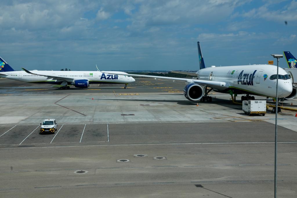 Azul é eleita a companhia aérea mais pontual do mundo em 2022; Latam figura no Top 5 Os dois A350s da frota da Azul