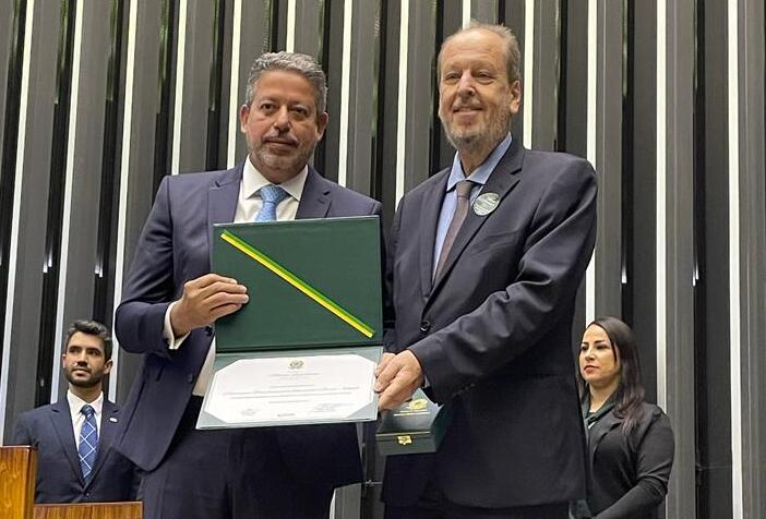 Eduardo Sanovicz recebe a Medalha Mérito Legislativo na Câmara dos Deputados 1 A medalha foi entregue pelo Presidente Arthur Lira (PP/AL) e pelo segundo secretário, Deputado Odair Cunha (PT/MG) (Foto: divulgação Abear)