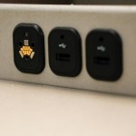 Tomada de energia e portas USB