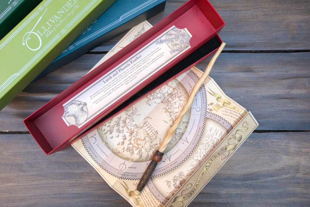 Universal lança nova coleção de varinhas nas áreas temáticas de Harry Potter UOR-Exclusive-Wand-Larch-Phoenix-Feather-2048x1368