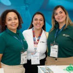 Viviane Alencar, da FRT, entre Carmen Mascia e Patrícia Caetano, da Luck Receptivo