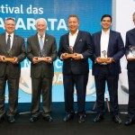 Autoridades foram homenageadas com troféus durante solenidade