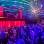 À noite o bar Le Cabaret se transforma em uma balada