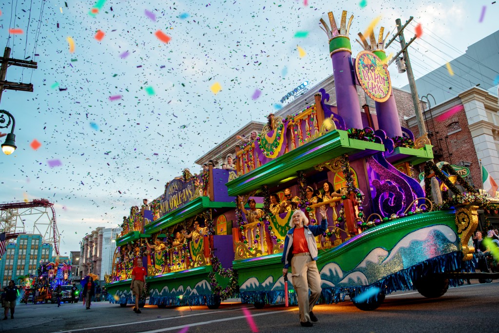 01_Universal's Mardi Gras Parade