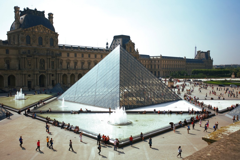8 Pirâmide do Louvre França Foto Pirâmide do Louvre FrançaUnsplash Disney, Universal e... Louvre? Veja os 10 lugares mais amados pelos viajantes em 2025