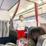 Apresentação da comissária de bordo sobre os processos de segurança na aeronave antes do voo
