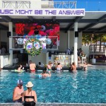 Bar e shows nas piscinas do Breathless Riviera