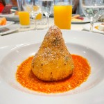 Bolinho de arroz com recheio de carne e em formato de coxinha