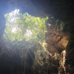 Descida em rapel para entrar na caverna Descida em rapel para entrar na caverna