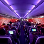 Durante o voo da Avianca a iluminação interna muda para oferecer conforto visual e segurança no trânsito interno da tripulação e passageiros