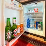Minibar da cabine com oferta de snacks, bebidas alcoólicas e não alcoólicas