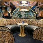 O Tiger Bar chama a atenção pela decoração marcante e vivida nas cores amarelo e preto