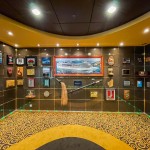 Parede com placas que simbolizam os locais que o MSC Magnifica passou ao redor do mundo