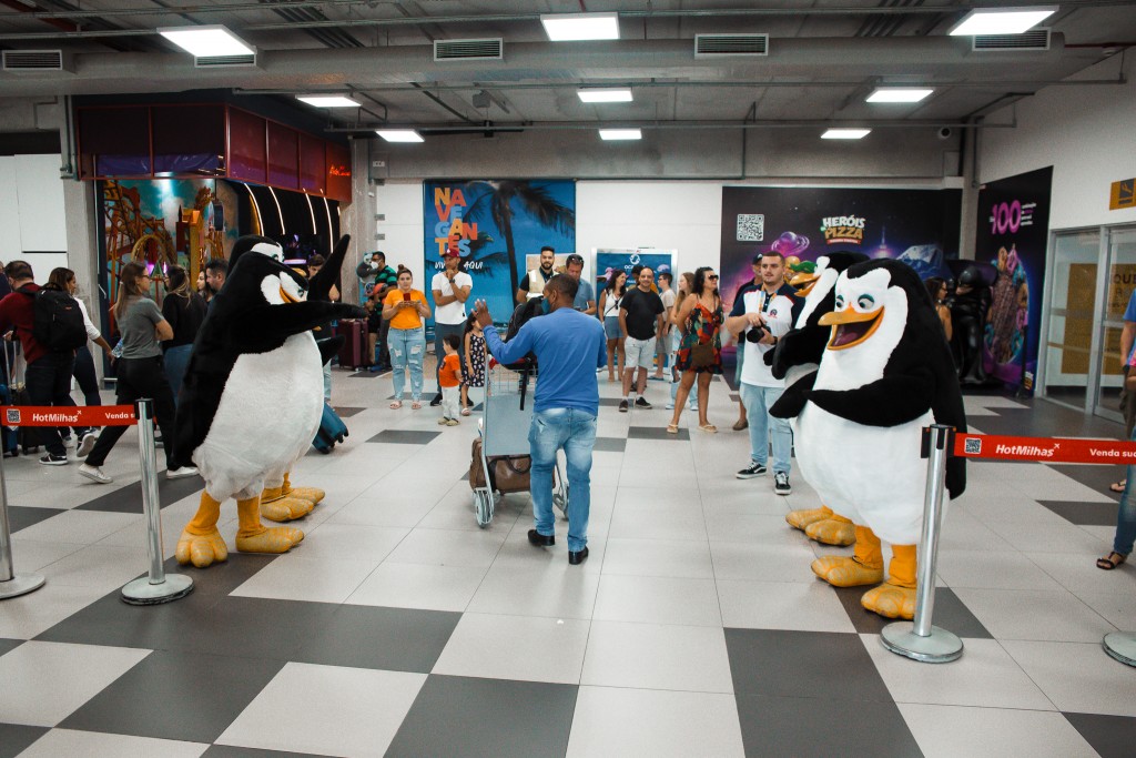 Navegantes bate recorde de movimentação de passageiros durante festas de fim de ano Recepcao-Aeroporto-Navegantes-Pinguins-de-Madagascar