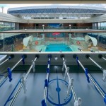 Vista da sala de jogos coletivos para a piscina interna do MSC Magnifica