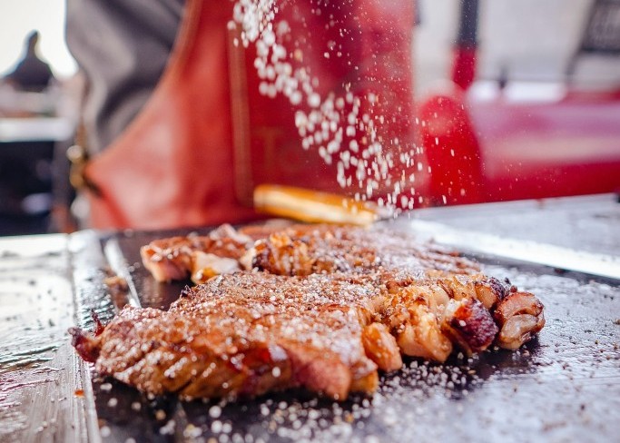 MTur destaca festivais gastronômicos pelo Brasil que o turista precisa conhecer churrasco gastronomia fabio-alves-unsplash