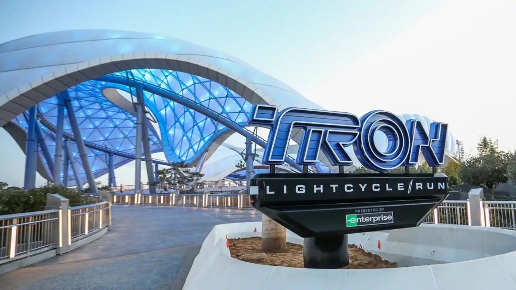 Disney terá fila virtual, Lightning Lane e lockers interativos em montanha-russa de "Tron" 1 dsfkhe4i5348rywuef Large