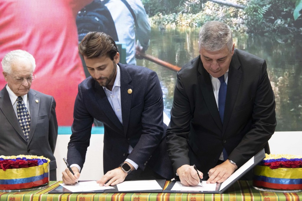 Equador será o País Sócio da Fitur em 2024 mini_IMG firma Ecuador Socio Fitur2024 1